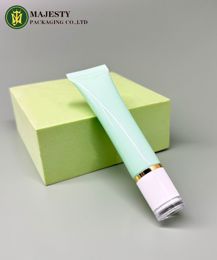 Глянцевая трубка с силиконовым аппликатором 