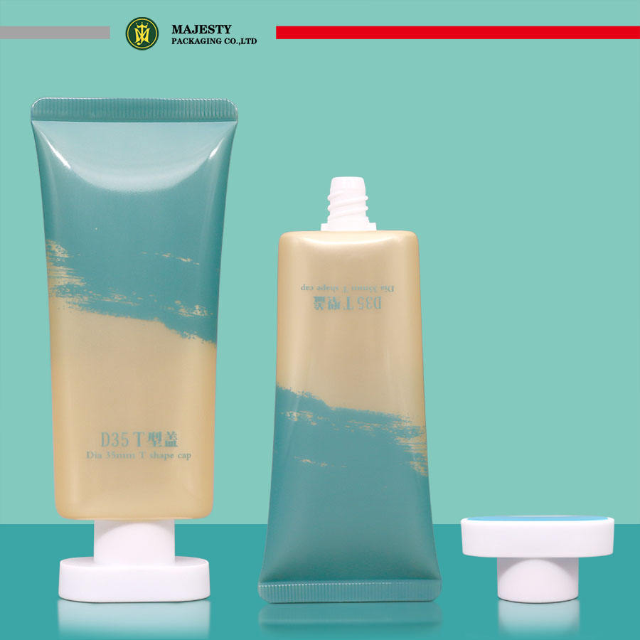 Косметический контейнер с частным логотипом. Упаковка пластиковых туб. Завинчивающаяся крышка овальной формы. Мягкая сжимаемая туба. Офсетная печать. Обработка поверхности.