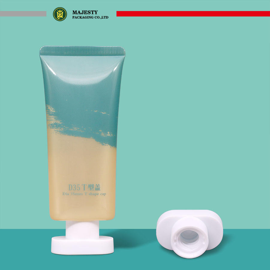 Косметический контейнер с частным логотипом. Упаковка пластиковых туб. Завинчивающаяся крышка овальной формы. Мягкая сжимаемая туба. Офсетная печать. Обработка поверхности.