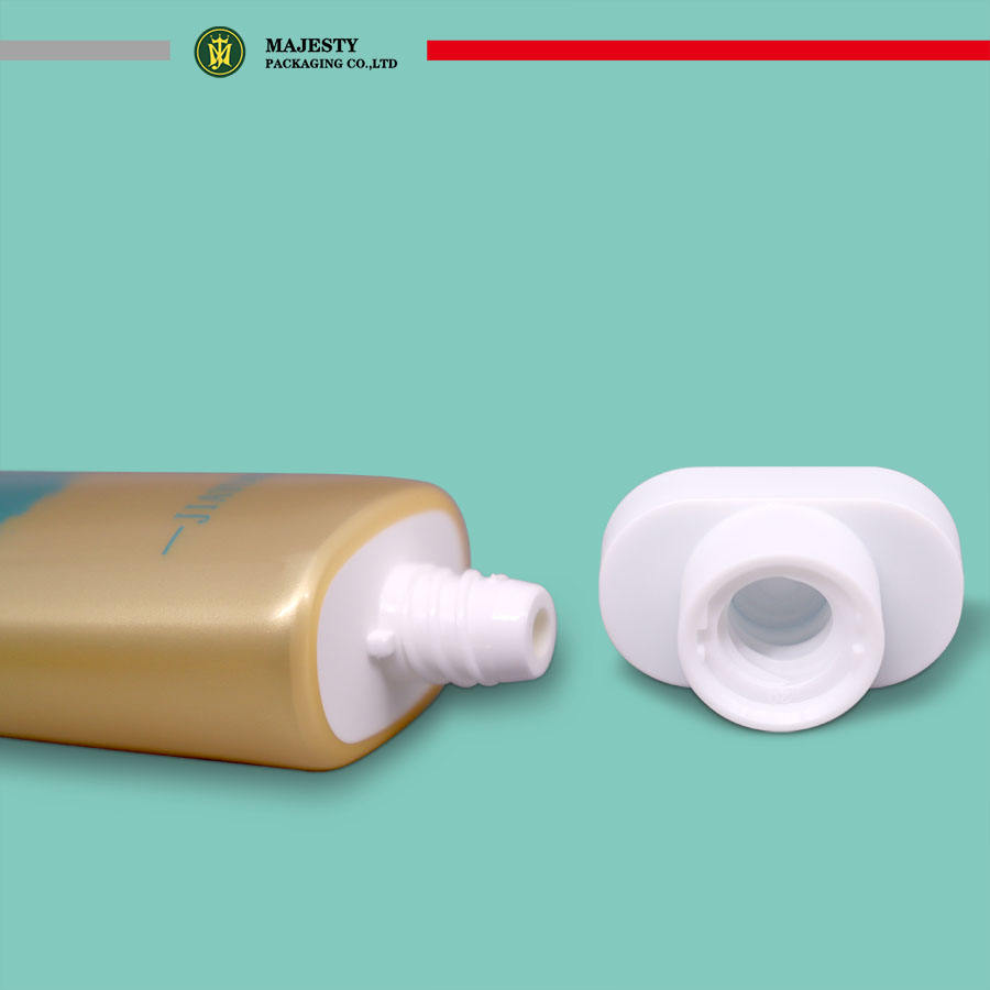 Косметический контейнер с частным логотипом. Упаковка пластиковых туб. Завинчивающаяся крышка овальной формы. Мягкая сжимаемая туба. Офсетная печать. Обработка поверхности.