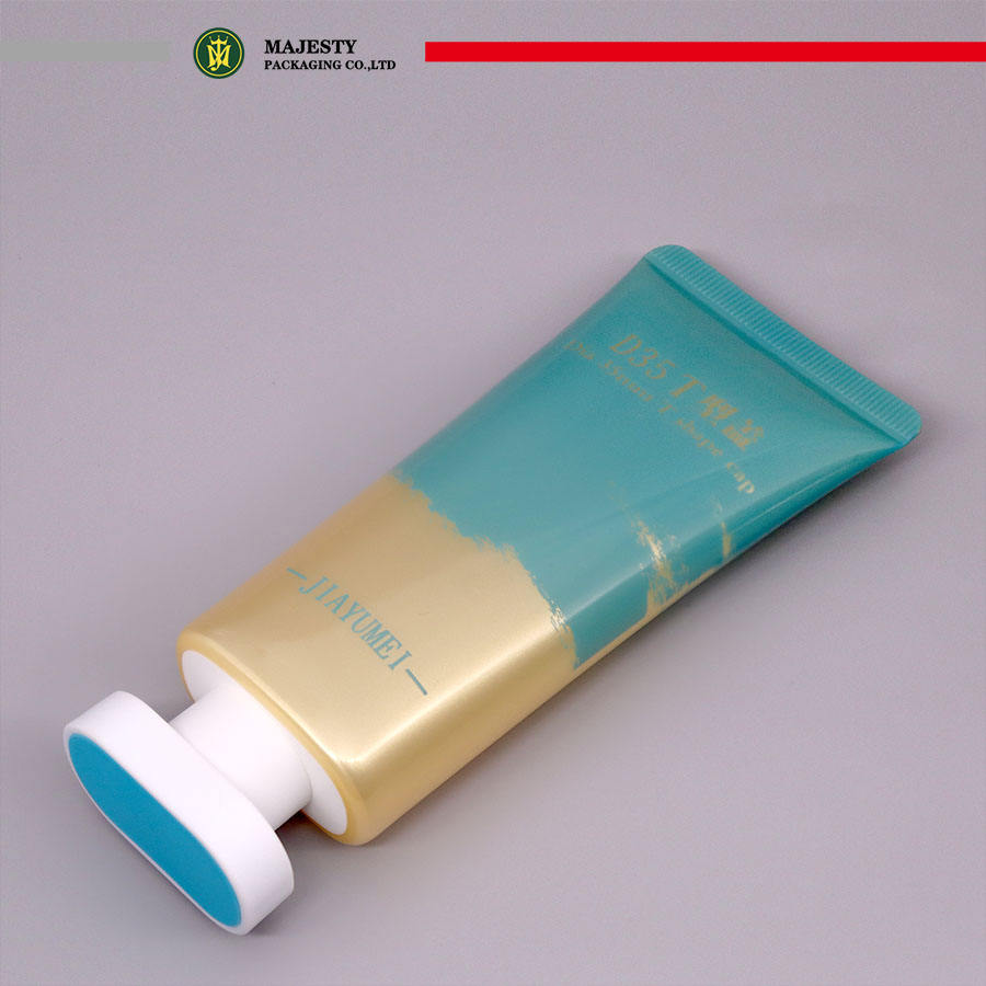 Косметический контейнер с частным логотипом. Упаковка пластиковых туб. Завинчивающаяся крышка овальной формы. Мягкая сжимаемая туба. Офсетная печать. Обработка поверхности.